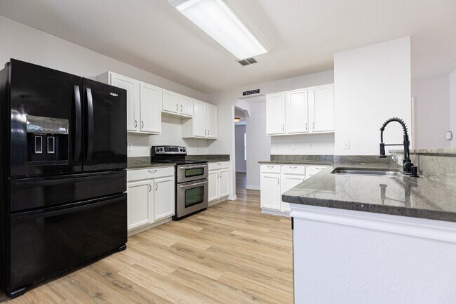 Building Photo - 228 Sophia Cir