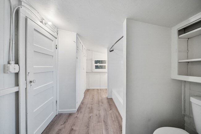 Building Photo - North Park - Detached Bungalow 1 bed / 1 b...