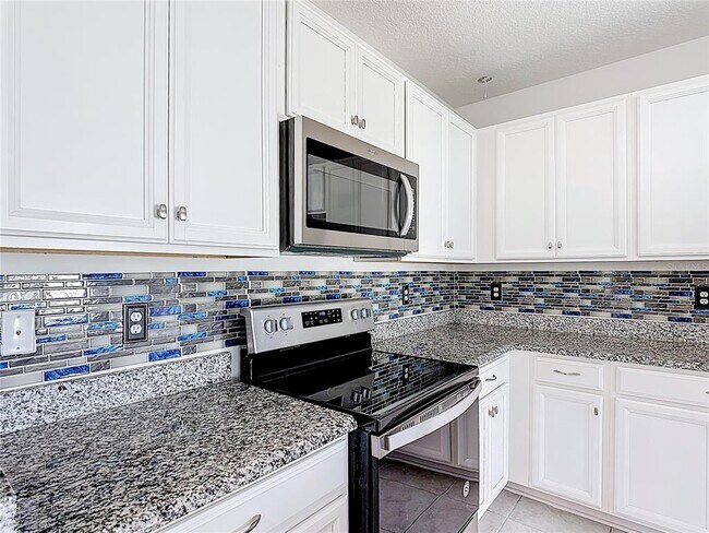 Building Photo - 450 Taft Dr