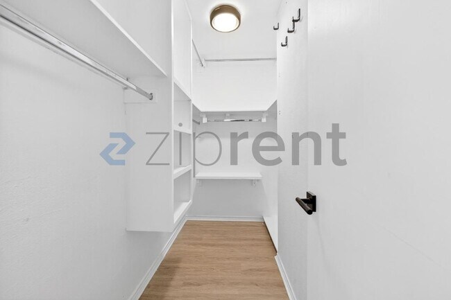 Building Photo - 4040 Avondale Ave