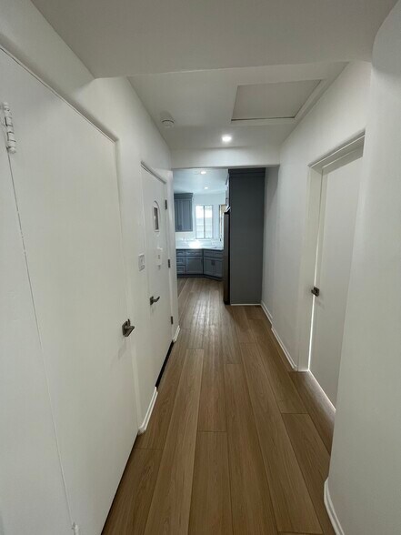 Building Photo - 3043 Hollycrest Dr