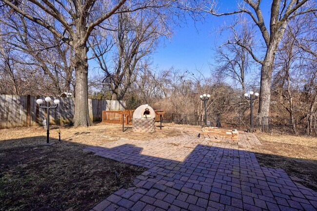 Building Photo - 4 bed 3 bath home!