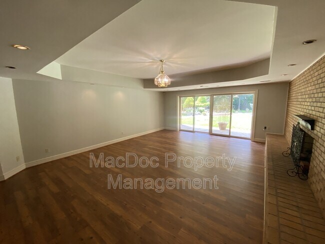 Building Photo - 11225 N Club Dr