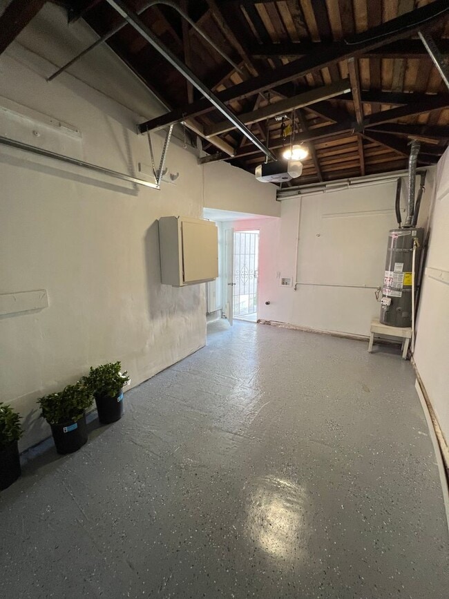 Building Photo - Fully Renovated 2 Bedroom 2 Bathroom in Ci...