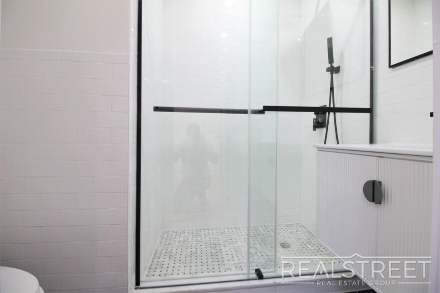 Building Photo - Stunnging NEW 4 Bed floor trhu in Bed Stuy/Ocean Hill with in unit W/D!