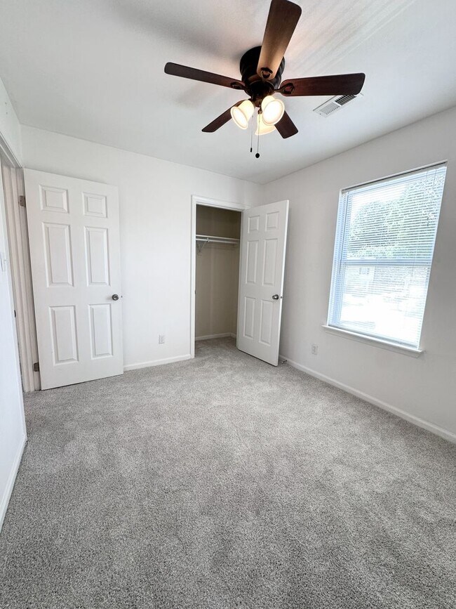 Building Photo - Charming Updated Home in Prime Chesapeake Location – Spacious Layout & Modern Touches!