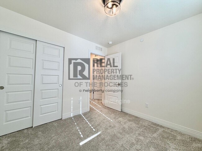 Building Photo - 1203 Bon Homme Richard Dr