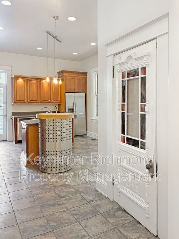 Building Photo - 2020 Floyd Ave