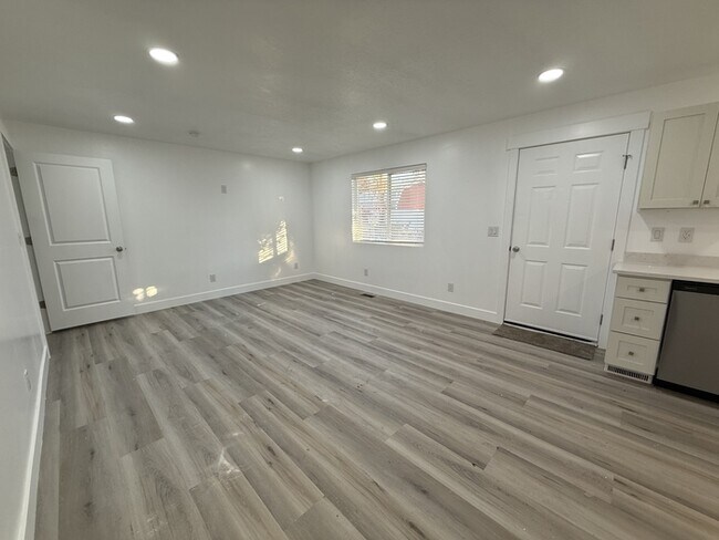 Building Photo - Remodeled duplex - back unit