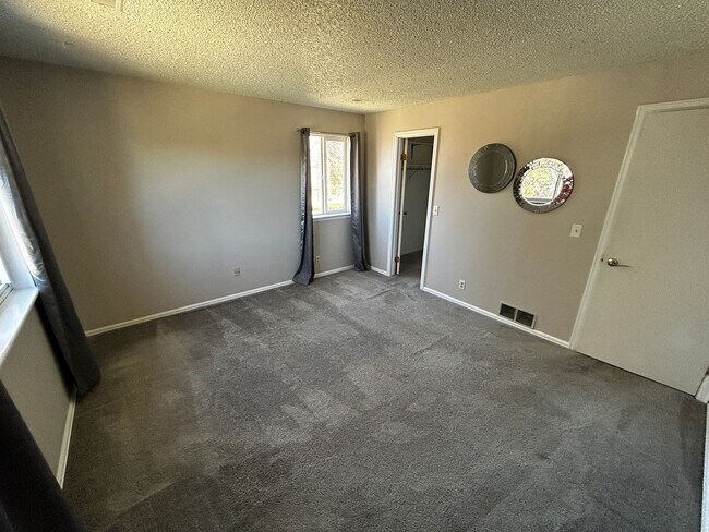 Building Photo - Quaint 1 Bedroom Condo in the Southwest part of Town with Garage