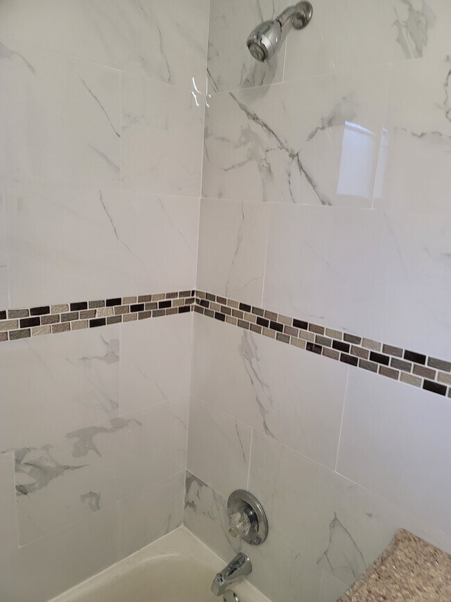 Building Photo - 665 S 3rd Ave