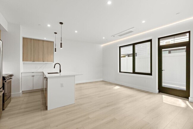 Building Photo - 4525 Bergenwood Ave