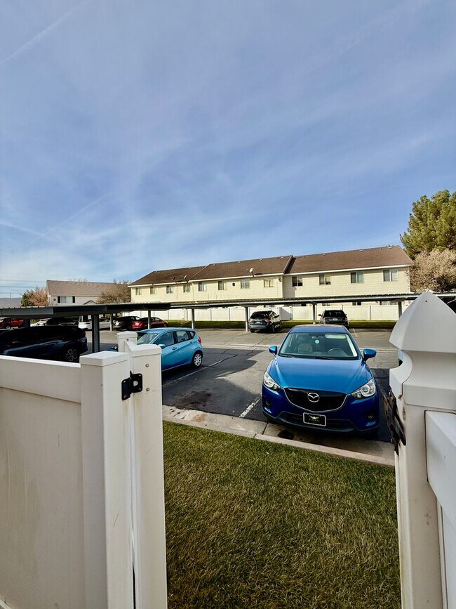 Building Photo - Remodeled 3-BR Lexington Townhome - End Unit