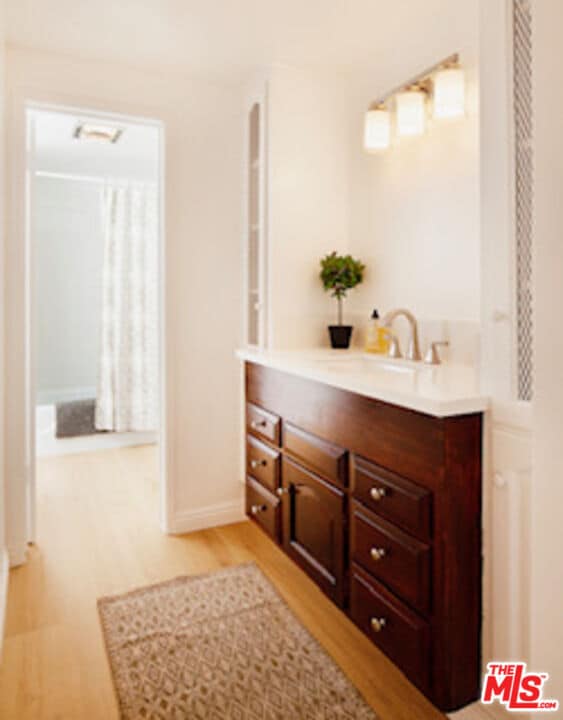 Building Photo - 6752 Hillpark Dr