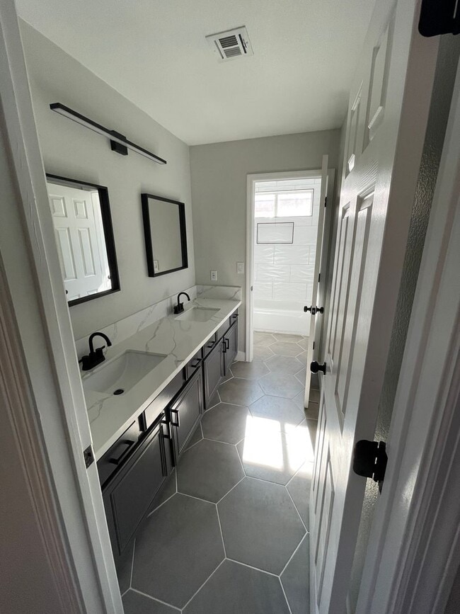 Building Photo - Beautiful 4 bedroom home located in the Shores