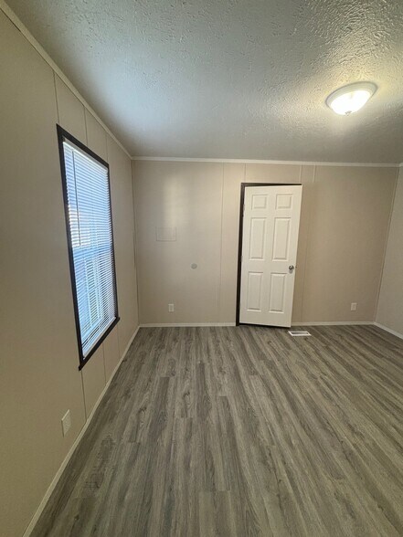 Building Photo - 831 N Pontiac Trail