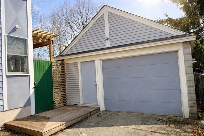 Building Photo - 174 Maplewood St