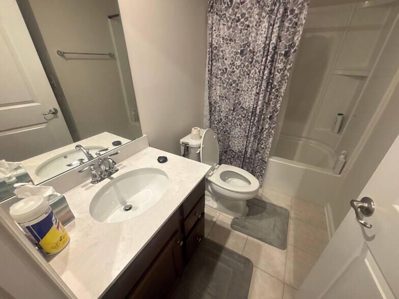 Building Photo - Room in Townhome on Poplar Leaf Way