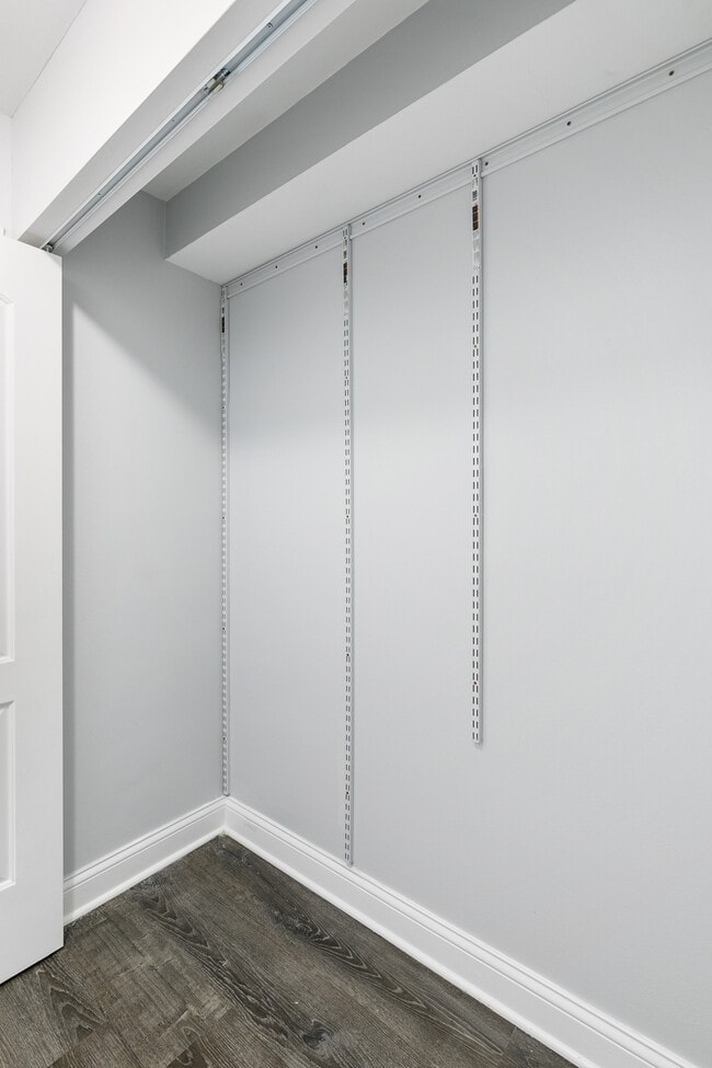 Building Photo - 6201 N Kenmore Ave