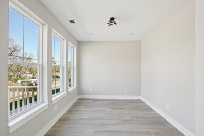 Building Photo - 908 Anderson Ln