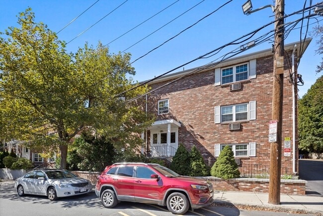 Building Photo - 116 Sycamore St