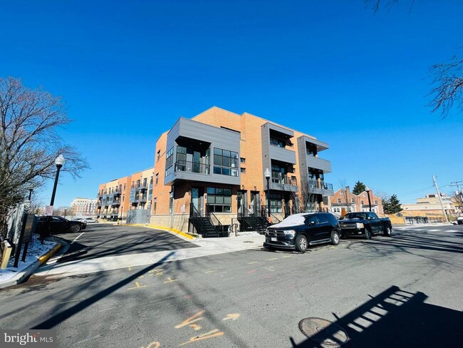 Building Photo - 1106 S Highland St