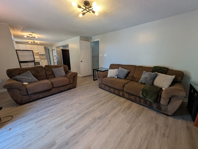 Building Photo - Room in House on Flint Glenn Ln