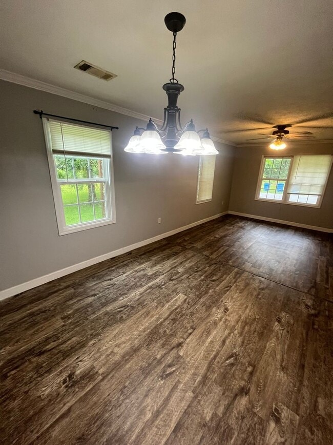 Building Photo - 3 Bed/2 Bath Home