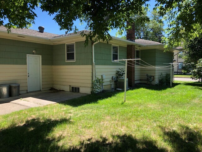 Building Photo - Gorgeous 5 Bed, 2 Bath House Near Concordia and MSUM!