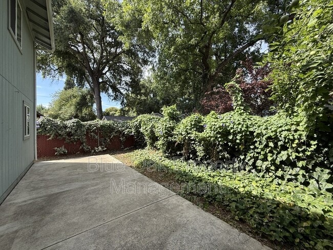 Building Photo - 592 E 5th Ave