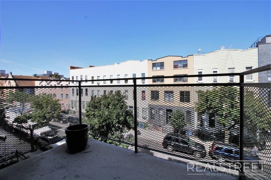 Building Photo - Luxury 2 BR in Bushwick with Balcony & Roo...