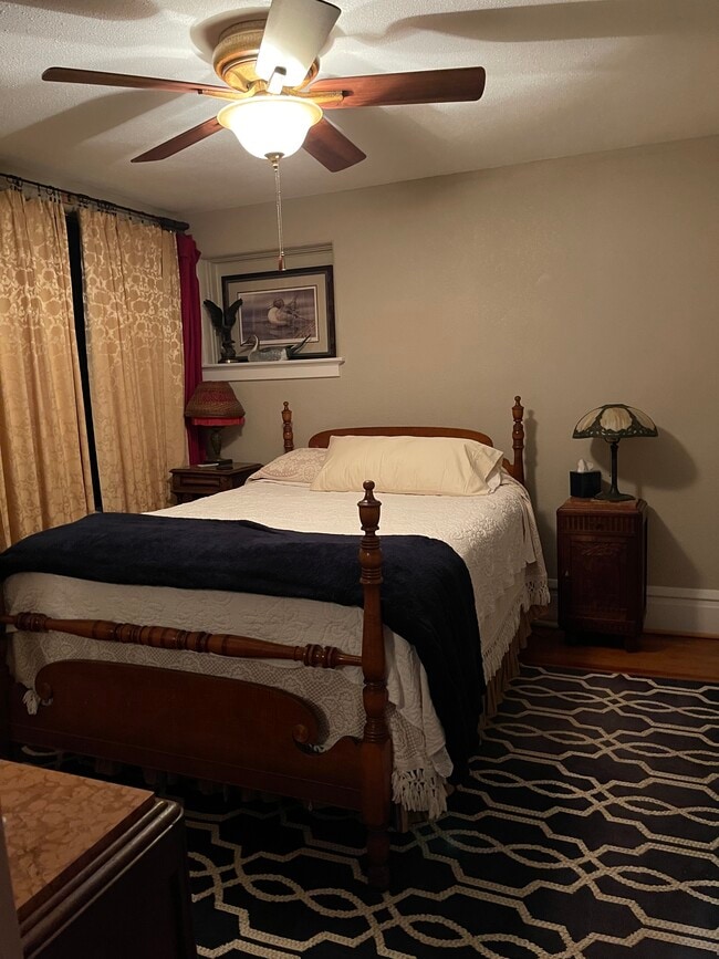 Building Photo - 450 Lake Shore Dr W