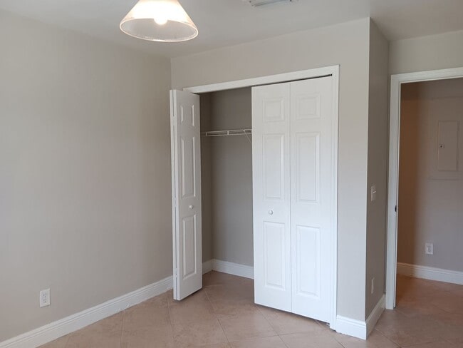 Building Photo - 3 Bedroom 2 Bath Duplex