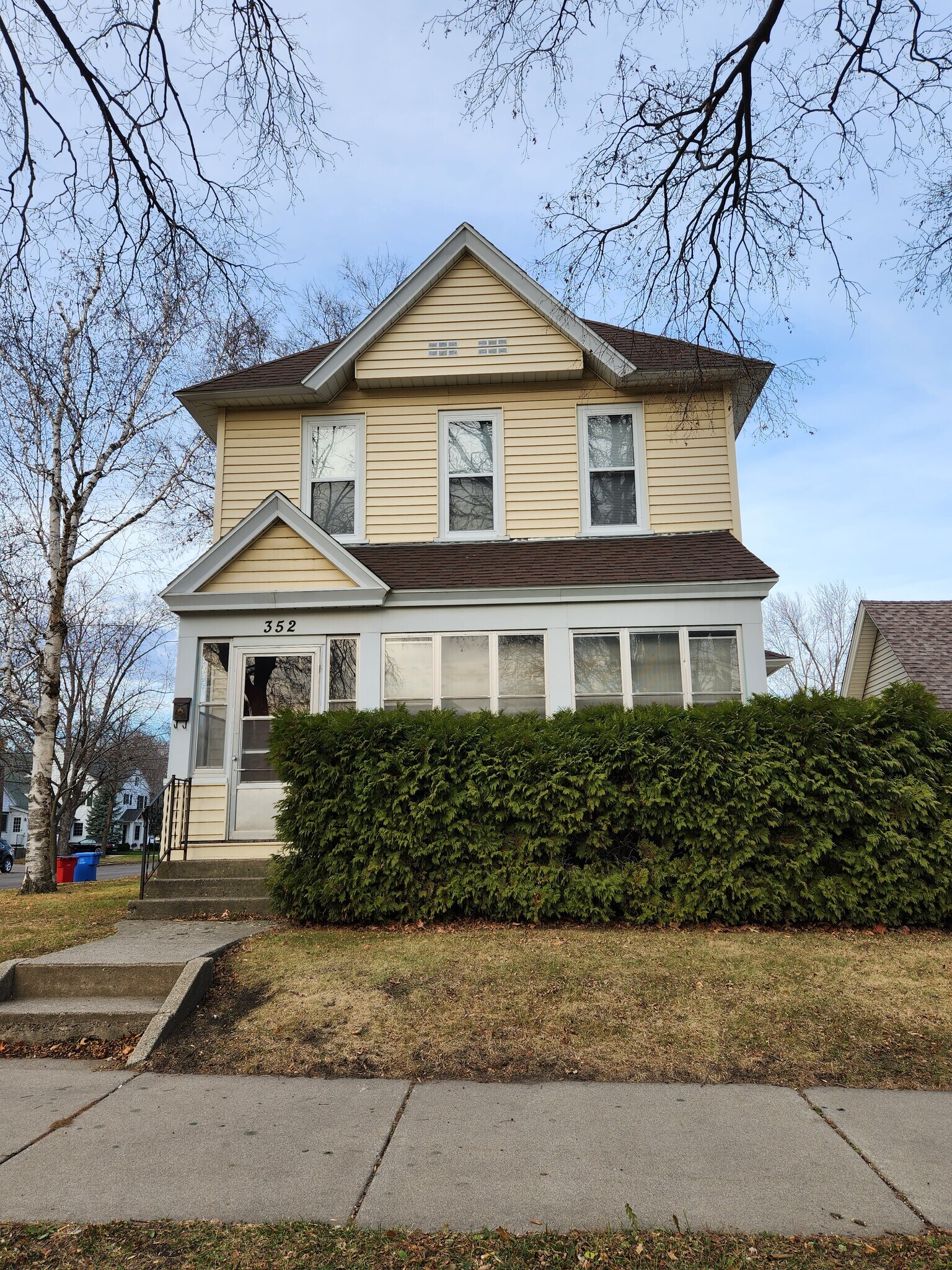 Building Photo - 352 8th St E