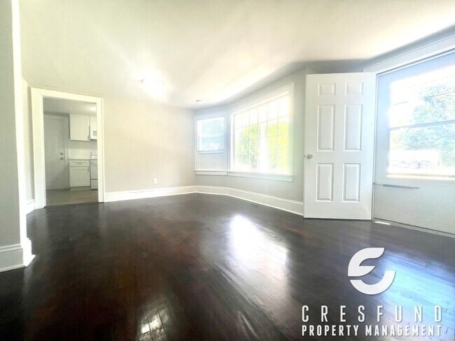 Building Photo - 3 Bedroom, 1 Bath with Fresh and Modernize...