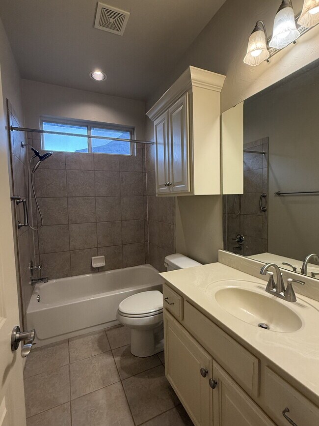 Building Photo - 4-bedroom property in a fantastic North Edmond