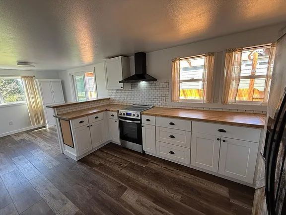Building Photo - "Charming 3-Bed Oasis with Cozy Fireplace in Coos Bay – Your Perfect Retreat Awaits!"