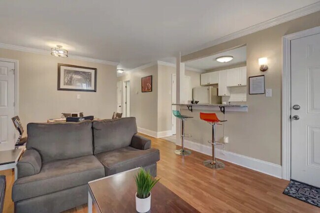 Building Photo - 2201 1/2 Summit Street-SI ID1388443P