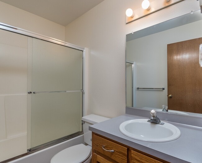 Building Photo - 3 Bedroom Townhome