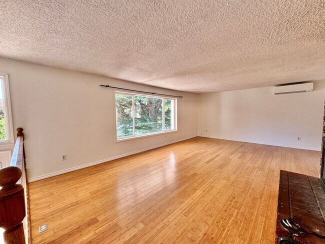 Building Photo - Mini Mansion in Salmon creek in mature nei...