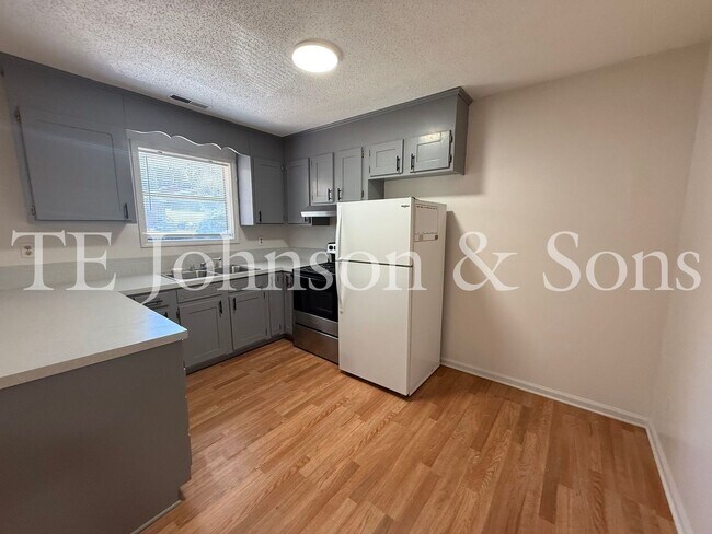 Building Photo - Comfortable Living with Included Utilities on Oakshire