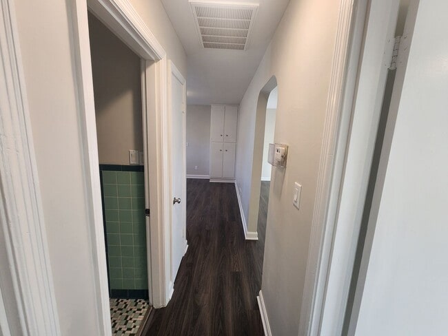 Building Photo - Updated 3 bedroom 1 bath in Shively! Excel...