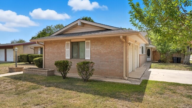 Building Photo - 140 Cloverleaf Dr