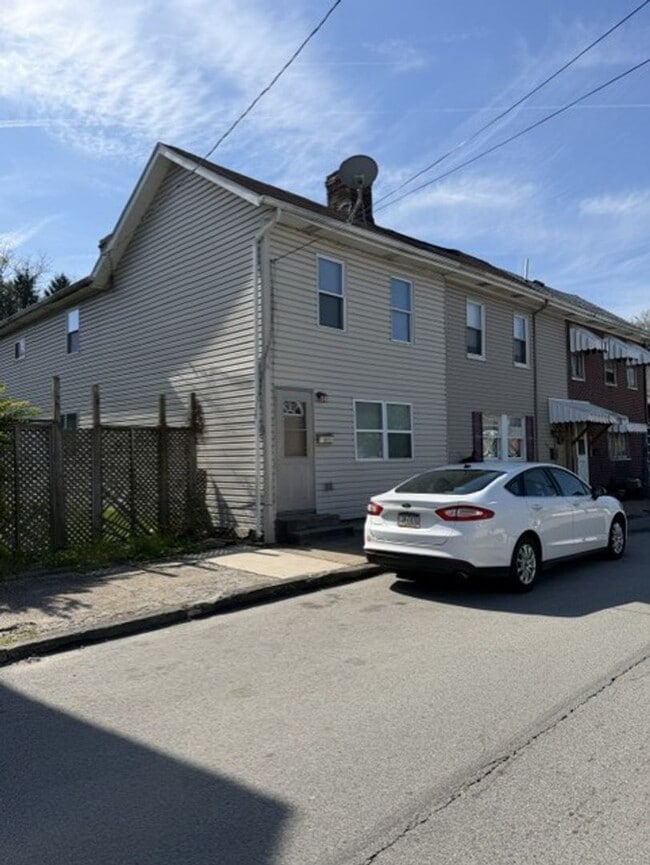Building Photo - Town house