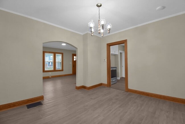 Building Photo - Stylishly Renovated 4 Bed, 2 Bath Single-F...