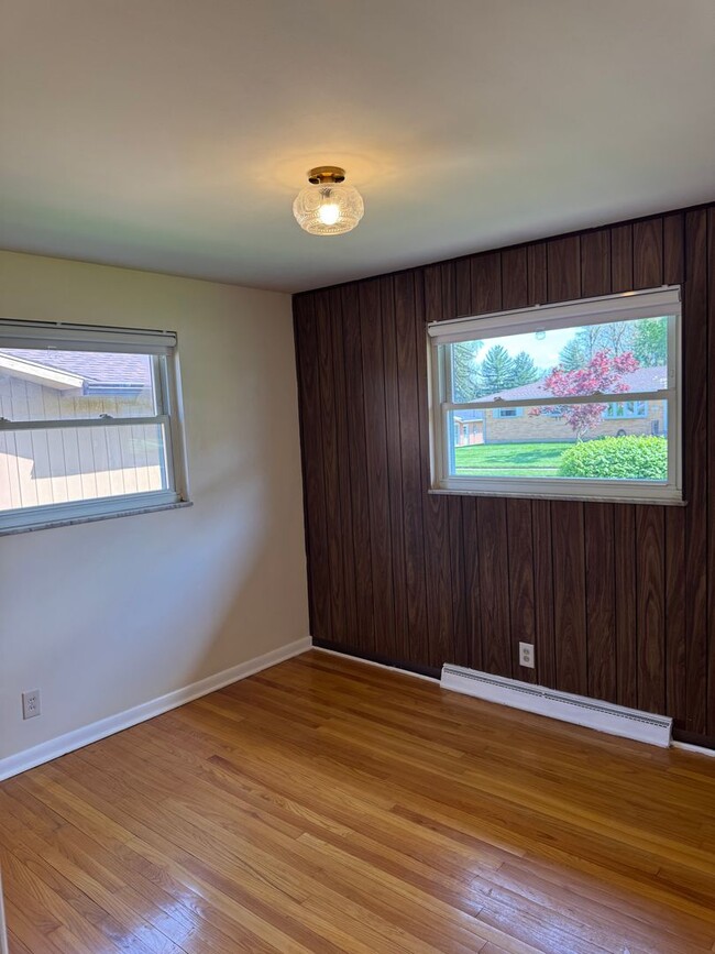 Building Photo - 3 Bedroom 1 Bathroom Available in Springfi...