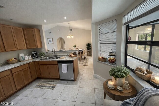 Building Photo - 701 SW 9th Ave