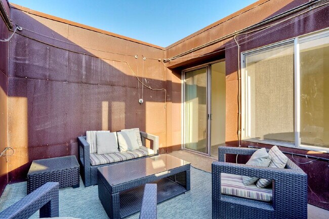 Building Photo - Little Italy Modern Townhome, 2 En Suite Bedrooms on Separate Levels, Private Roof Deck with Suns...