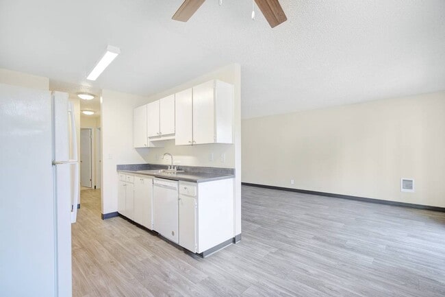 Building Photo - Royal Pines