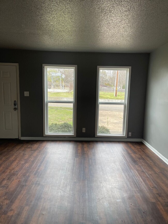 Building Photo - "Charming 2 Bed, 1.5 Bath Apartment in Jon...
